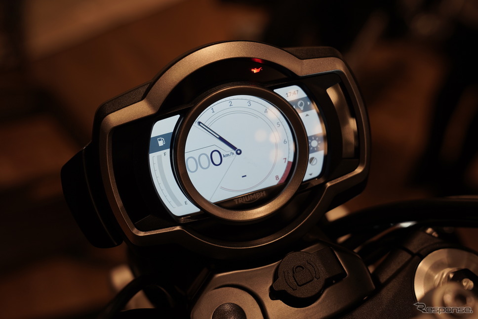 トライアンフでは第二世代となるTFTフルカラーディスプレイを採用。合計12パターンの表示が可能《撮影 河野正士》