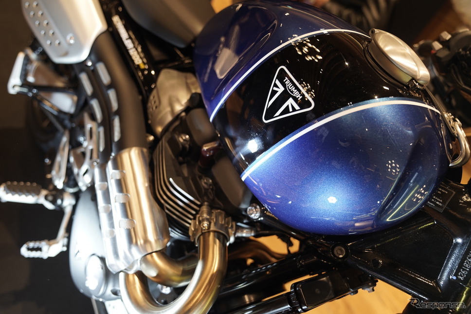 「TRIUMPH」の英語スペルではない、三角形のトライアンフロゴを新たに採用《撮影 河野正士》