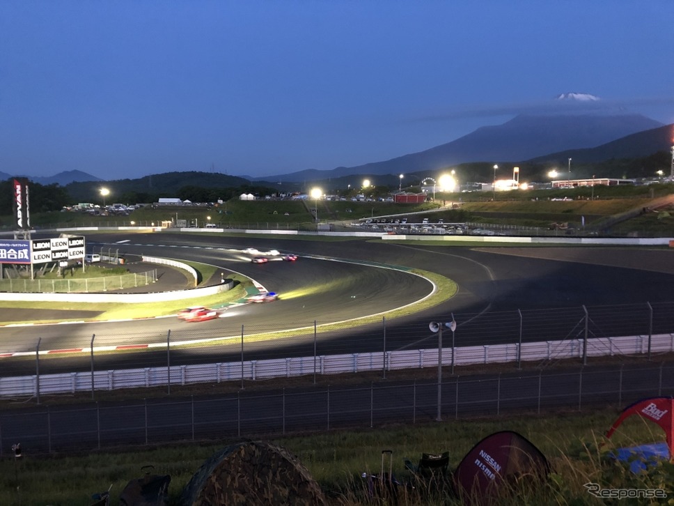 写真は2018年のスーパー耐久シリーズ 富士 SUPER TEC 24時間レースの様子。夜明け前のADVANコーナー(コーナーには終夜夜間照明を点灯)