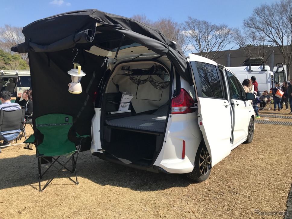 イベントでの電源には燃料電池車FCXクラリティが活用されたほか、最新モデルの車中泊仕様も展示された。《撮影 中込健太郎》