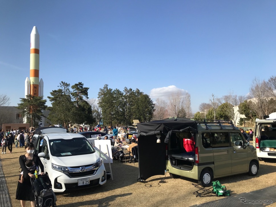 H2ロケットの実物大模型の前での車中泊イベント。遮るものがなく心地よい空間である上に、とてもつくばらしい雰囲気に満ちたスペースだ。《撮影 中込健太郎》