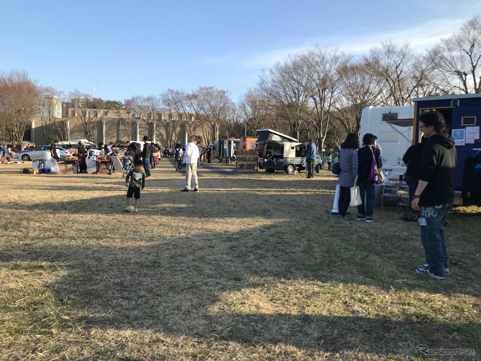 最近ではなかなかボールを使って遊べる環境も少ないがこうしたことも、居住地域、環境をフリーにできるバンライフであれば、まだまだ可能なのだ。《撮影 中込健太郎》