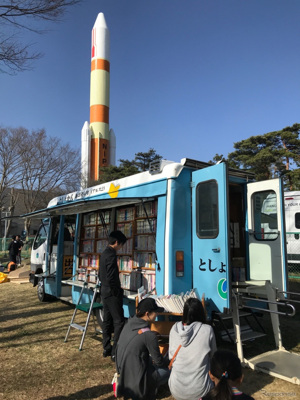 VAN泊は、よくあるアウトドアを前面に出した車中泊イベントとは違って、インドアとのボーダーも少ない。屋外での読書は格別なものだ。《撮影 中込健太郎》
