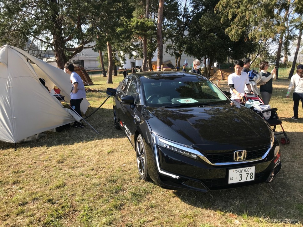 ホンダディーラーも運営する関彰商事から提供されたFCXクラリティは二台。もはや、燃料電池車を電源にするイベントも少なくなくなってきた。しかしつくば周辺では巡回の水素充填しかなく、まだステーションの整備が未完成なのだとか。早期の整備を望まずにはいられない。《撮影 中込健太郎》