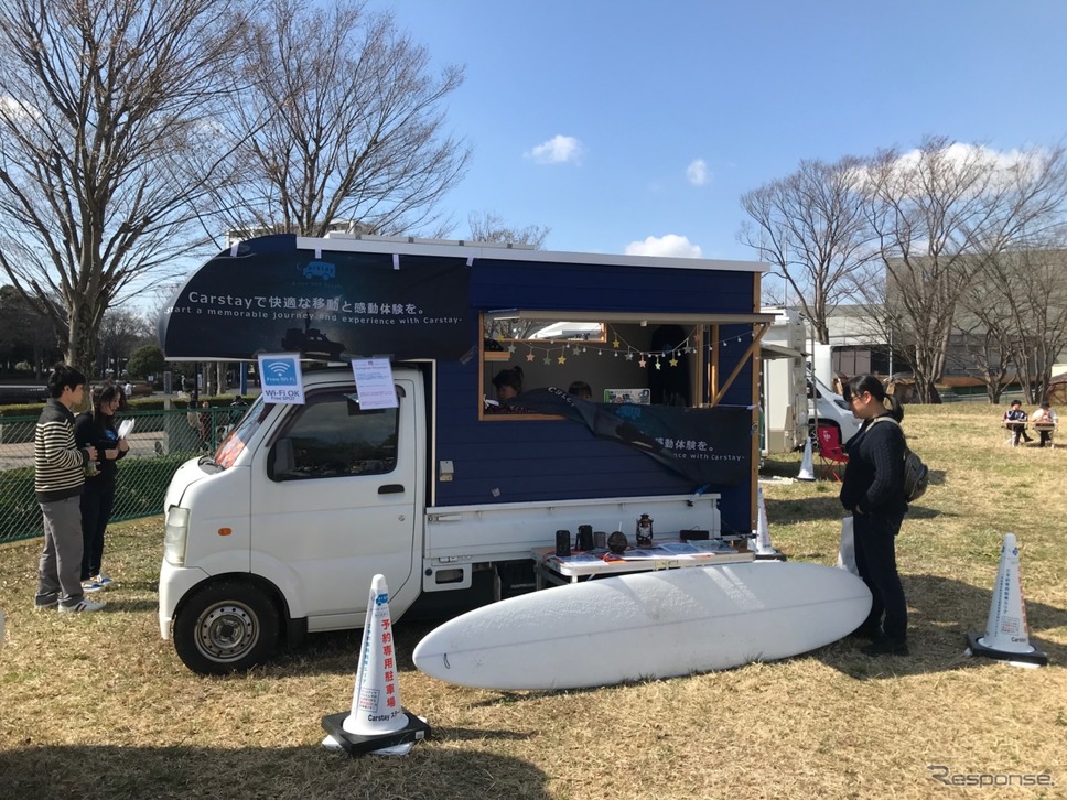 単に、車中泊できるクルマをかりることができるだけではなく、格別の体験を探すことができるサービスCarstayもクルマを出展。普段は軽トラックだが、部屋を積めば機動性がぐっと広がる。代表の宮下さんのリモートワークの経験が活かされている。《撮影 中込健太郎》