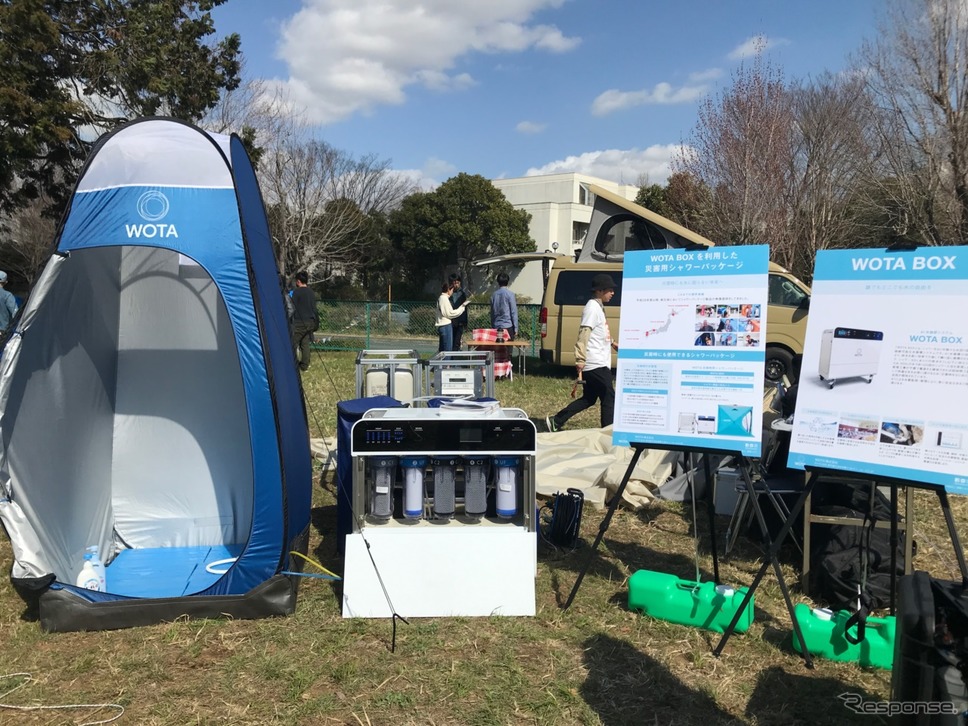 塩水でなければ、なんども浄水、湯沸かしをしてシャワーを浴びることができるWOTA BOX for Shelter。《撮影 中込健太郎》