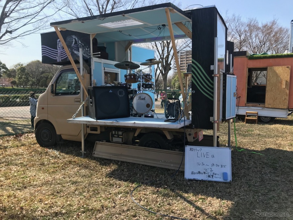 モバイルルーム製作集団SAMPO.Incの手掛けたクルマたち。ステージになっていることらのクルマではライブも開催されていた。《撮影 中込健太郎》