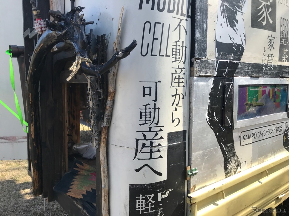 トイレ・台所は不動産で機能をもっておいて、個人の居場所はモバイルに。新しい生活スタイルを提案している。《撮影 中込健太郎》