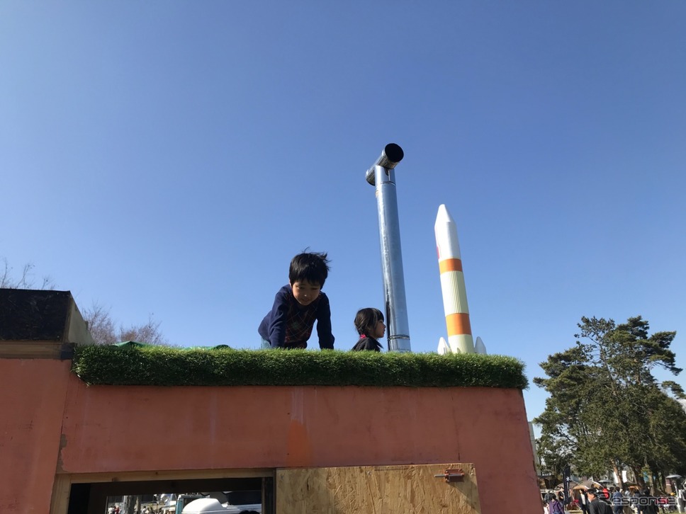 子供たちが昇っている屋根の部分は大の字になって休むことができるようになっているのだそうだ。《撮影 中込健太郎》