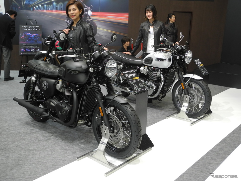 トライアンフの『ボンネビルT120エース』(左)と『ボンネビルT120ダイヤモンドエディション』《撮影 山田清志》