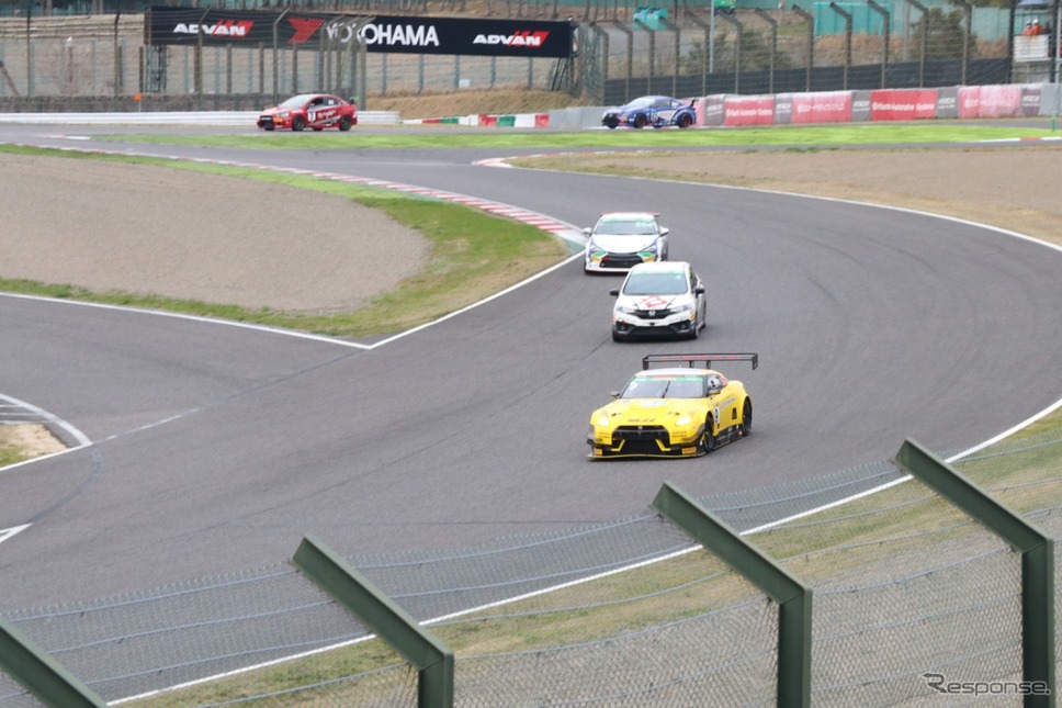 エンジン音のハーモニーの豊かさでは国内屈指のモータースポーツではないだろうか。《撮影 中込健太郎》