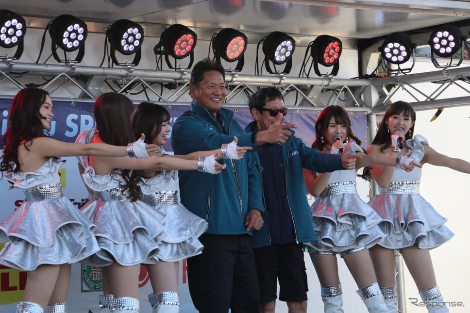 DステーションフレッシュエンジェルズLIVEステージには佐々木監督の姿も。《撮影 中込健太郎》