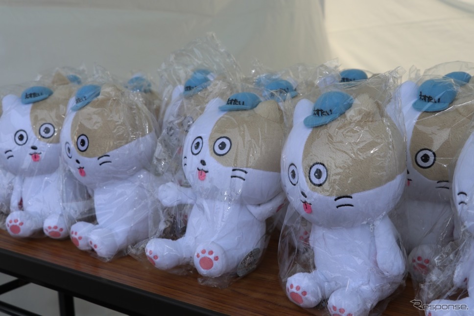 マスコットすぱーくのぬいぐるみも人気だった。《撮影 中込健太郎》