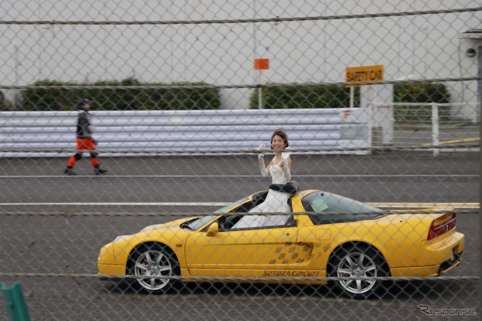 鈴鹿サーキットでは、結婚式を挙げることもできる。メインストレートをNSXでパレードできるほか、特典多数。スーパー耐久のフリー走行とピットウォークの間に、ウェディングパレードのデモンストレーションが行われた。《撮影 中込健太郎》