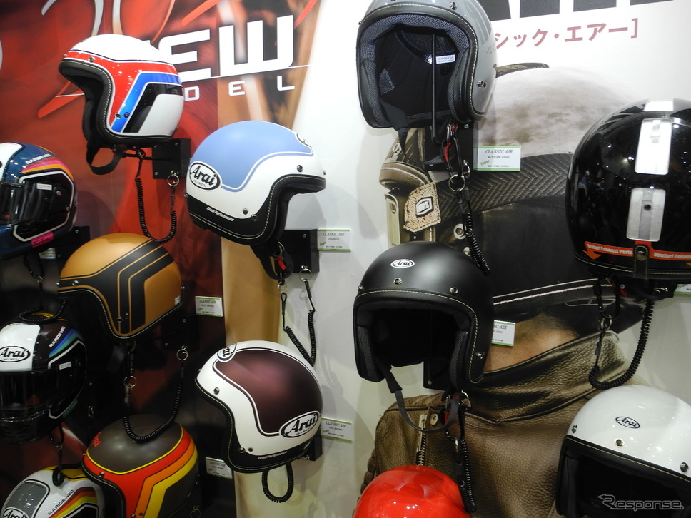 アライヘルメットの製品群《撮影 山田清志》