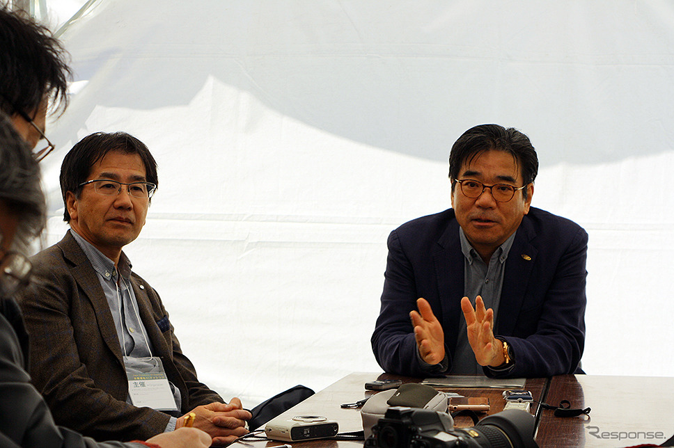 左から自動車技術会 葛巻清吾総務担当理事(トヨタ自動車)、同 坂本秀行会長(日産自動車)「自動運転AIチャレンジ」(東京大学 生産技術研究所附属千葉実験所(東京大学柏キャンパス)《撮影:大野雅人(Gazin Airlines)》