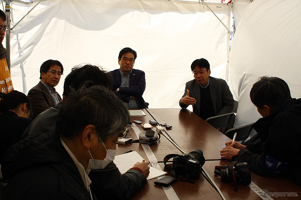左から自動車技術会 葛巻清吾総務担当理事(トヨタ自動車)、同 坂本秀行会長(日産自動車)、同 豊増俊一総務担当理事(日産自動車)「自動運転AIチャレンジ」(東京大学 生産技術研究所附属千葉実験所(東京大学柏キャンパス)《撮影:大野雅人(Gazin Airlines)》