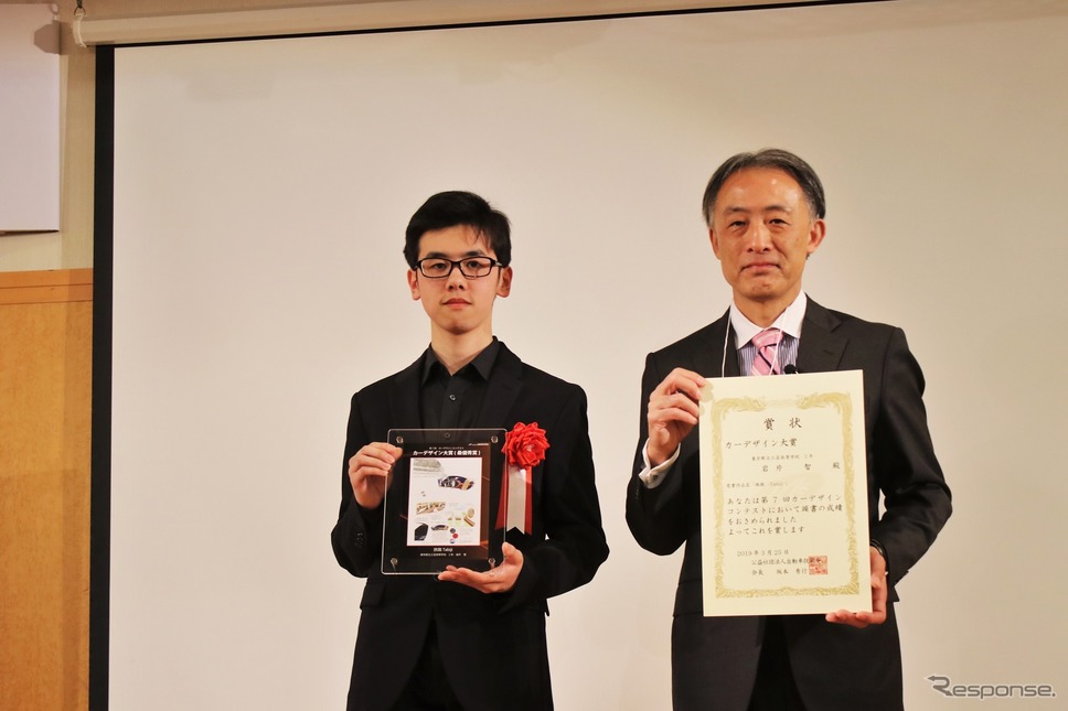 第7回カーデザインコンテストでカーデザイン大賞を受賞した岩片智君 東京都立工芸高等学校2年(左)《撮影 内田俊一》