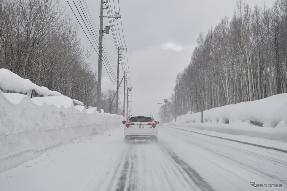 北海道旭川市内から北上。雪の一般道と高速道で試乗した。《撮影 雪岡直樹》