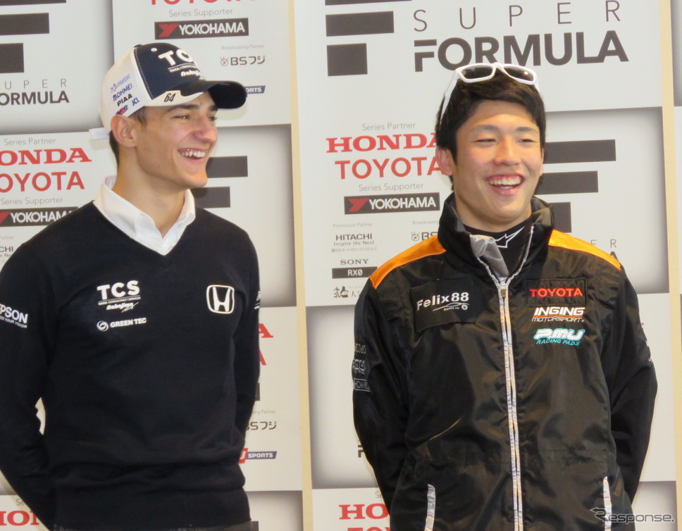 公開記者会見、こちらはA.パロウと坪井翔の顔合わせ。《撮影 遠藤俊幸》