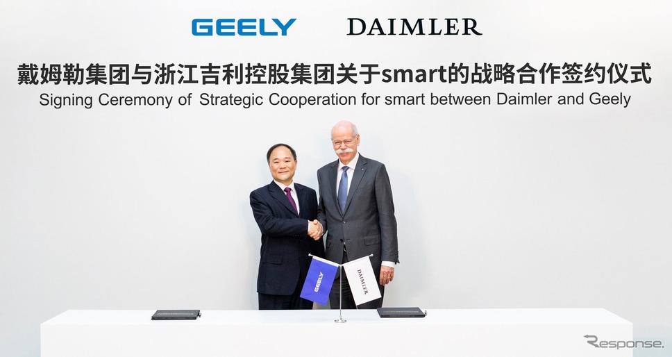 次期スマートEVを共同開発する合弁会社設立を発表する浙江吉利控股集団とダイムラーの両首脳