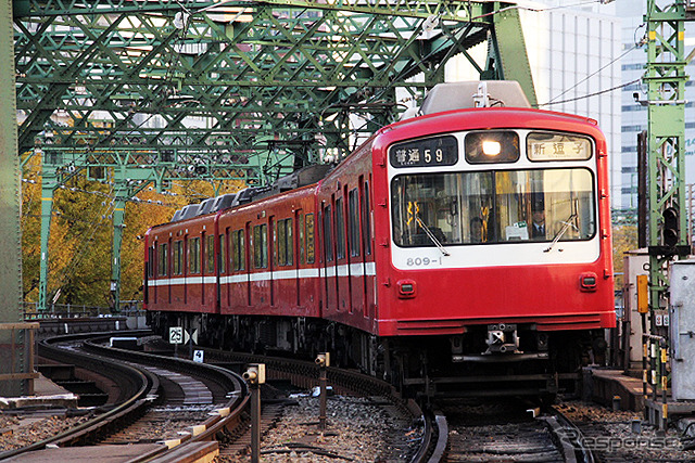 1灯のヘッドライトや片開き扉など、近年の京急車両には見られない姿となっている京急800形。《撮影 大野雅人(Gazin Airlines)》
