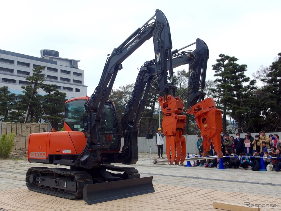 日立建機アスタコ、実演「2本の腕で挑め! 未来館からの挑戦状」(日本科学未来館)《撮影 高木啓》