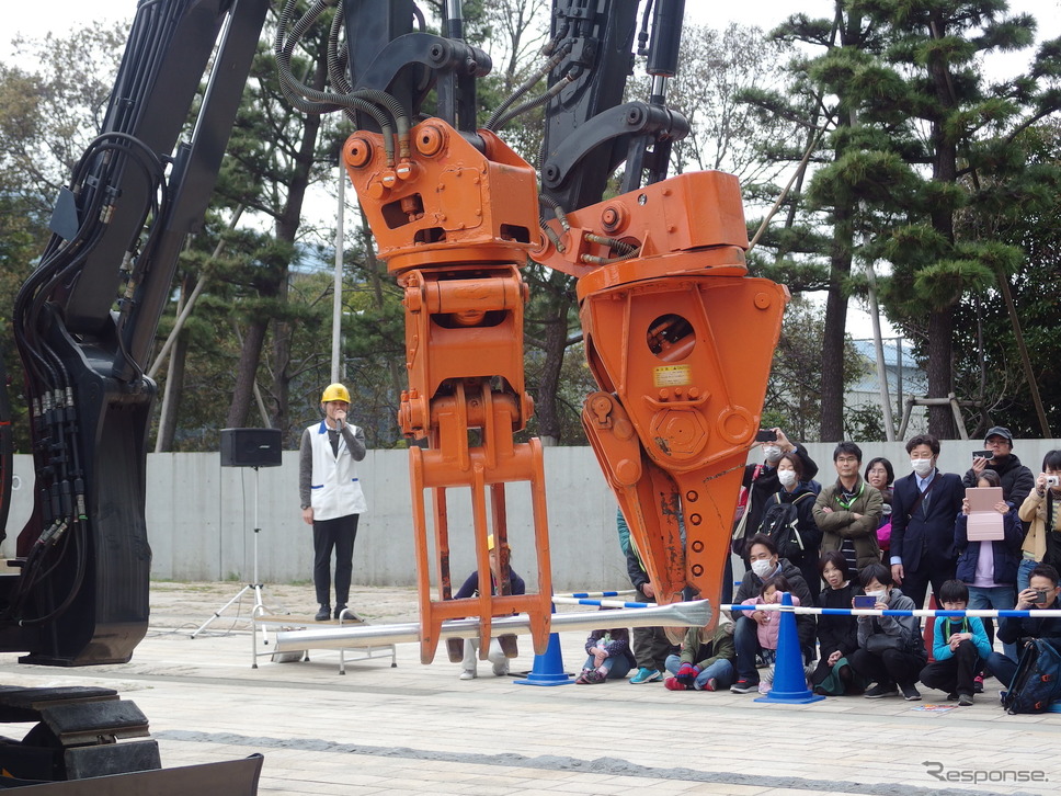 日立建機アスタコ、実演「2本の腕で挑め! 未来館からの挑戦状」(日本科学未来館)《撮影 高木啓》
