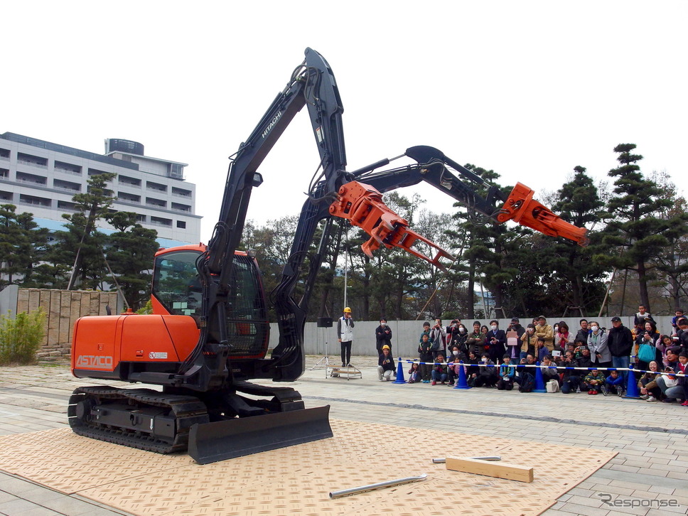 日立建機アスタコ、実演「2本の腕で挑め! 未来館からの挑戦状」(日本科学未来館)《撮影 高木啓》