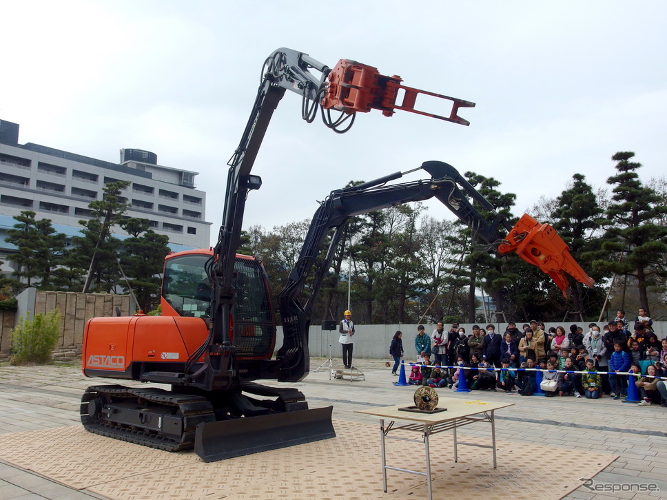 日立建機アスタコ、実演「2本の腕で挑め! 未来館からの挑戦状」(日本科学未来館)《撮影 高木啓》