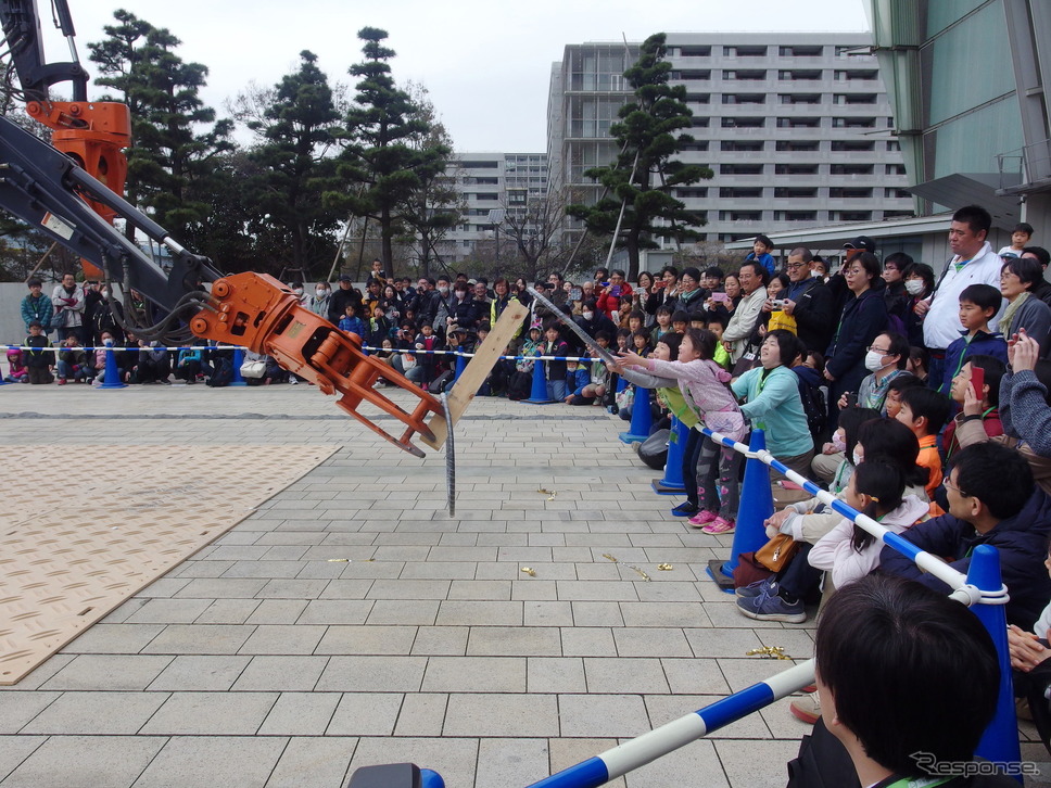 日立建機アスタコ、実演「2本の腕で挑め! 未来館からの挑戦状」(日本科学未来館)《撮影 高木啓》
