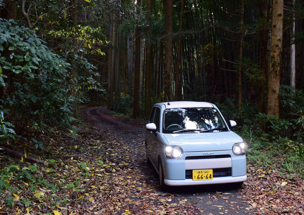 島根の山奥の隘路を走る。車幅の狭い軽自動車はこういうルートを走るには最高だ。《撮影 井元康一郎》