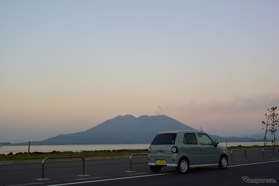 桜島とコラボで記念写真を撮った。《撮影 井元康一郎》