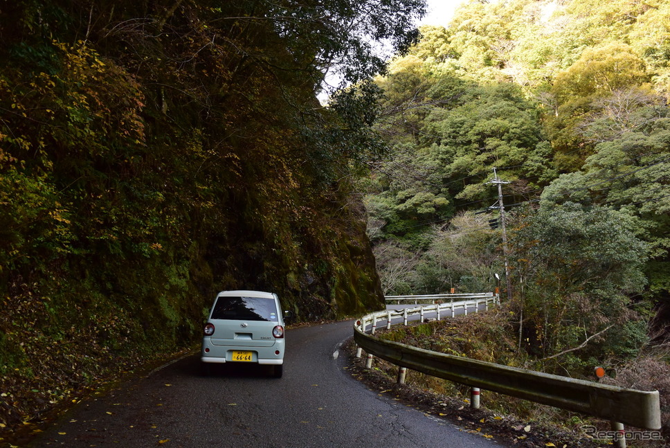 道路整備が進む九州山地だが、サブルートに入ると途端に隘路だらけ。だが、そういうルートに限って景色が素敵だったりするから悩ましい。意外なほど荒れ道に強かったトコットなら恐るるに足らずである。《撮影 井元康一郎》