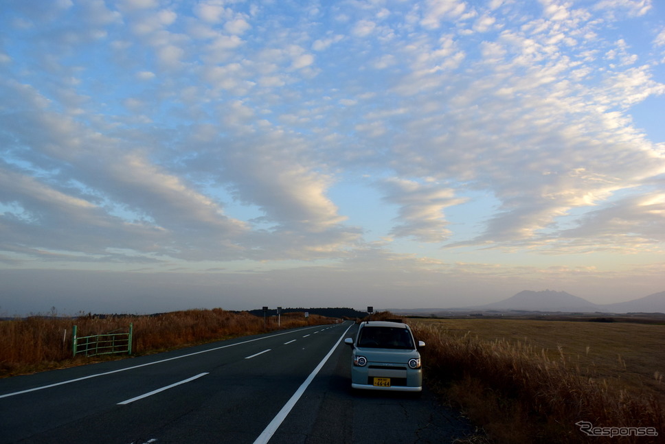 熊本〜大分にまたがる全国屈指のビューティフルな高原道路、やまなみハイウェイにて。《撮影 井元康一郎》