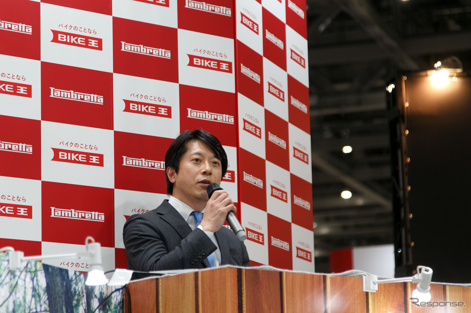 つるの剛士へのランブレッタV200 Special贈呈式（3月22日、東京モーターサイクルショー2019）バイク王＆カンパニー 常務取締役執行役員 大谷真樹氏