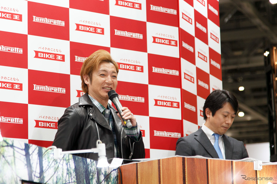つるの剛士へのランブレッタV200 Special贈呈式（3月22日、東京モーターサイクルショー2019）《撮影 佐藤隆博》