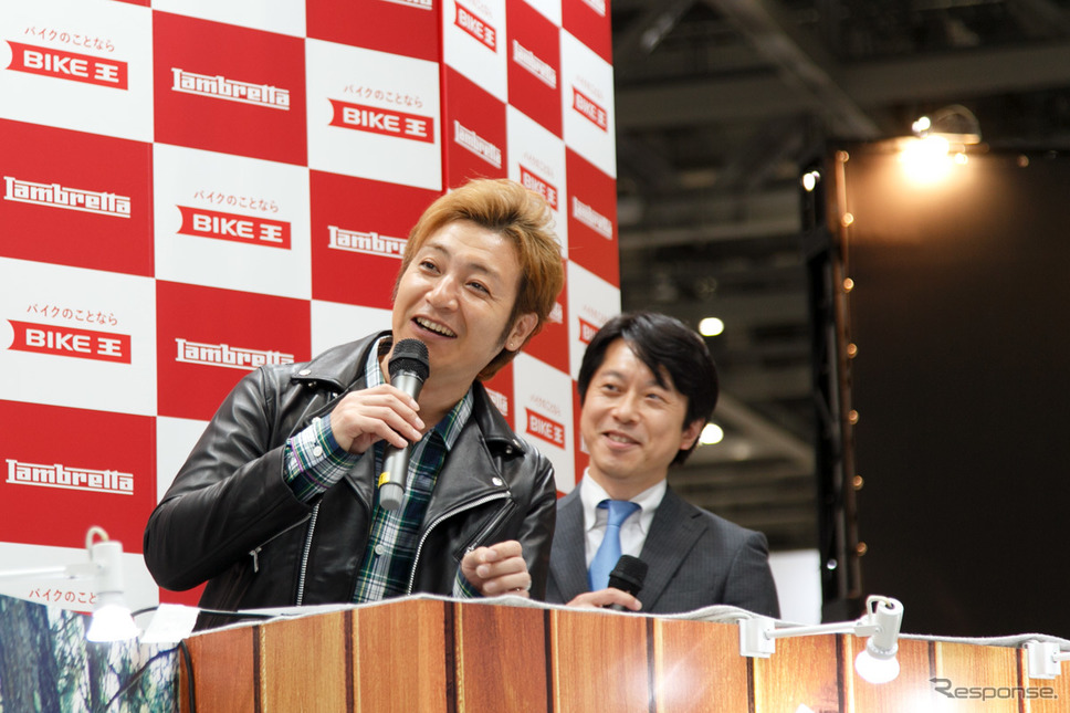 つるの剛士へのランブレッタV200 Special贈呈式（3月22日、東京モーターサイクルショー2019）《撮影 佐藤隆博》