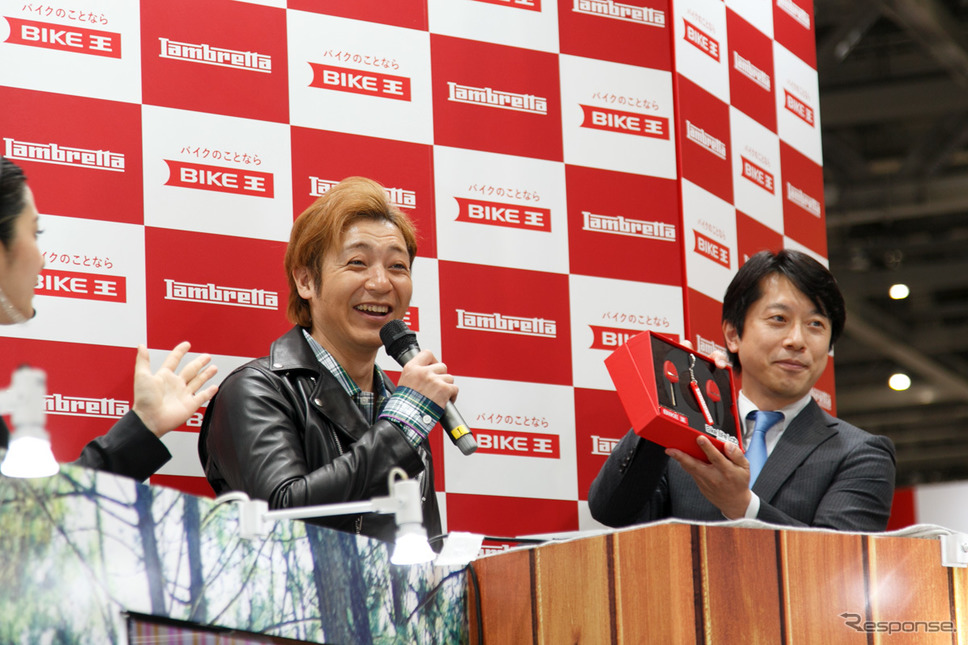 つるの剛士へのランブレッタV200 Special贈呈式（3月22日、東京モーターサイクルショー2019）《撮影 佐藤隆博》