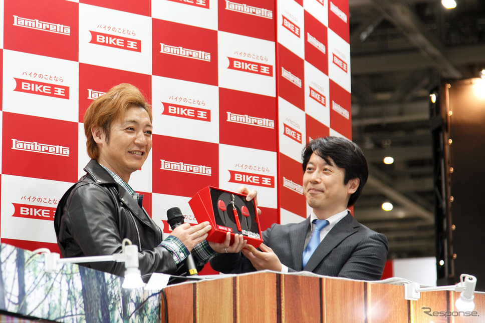 つるの剛士へのランブレッタV200 Special贈呈式（3月22日、東京モーターサイクルショー2019）《撮影 佐藤隆博》