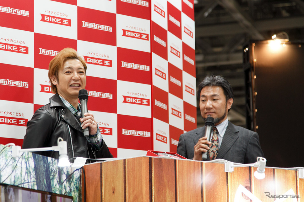つるの剛士へのランブレッタV200 Special贈呈式（3月22日、東京モーターサイクルショー2019）サイン・ハウス 代表取締役社長 野口英康氏（右）