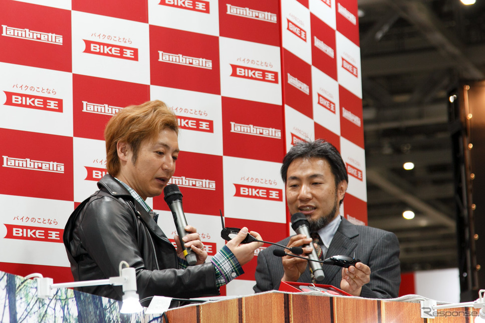 つるの剛士へのランブレッタV200 Special贈呈式（3月22日、東京モーターサイクルショー2019）《撮影 佐藤隆博》