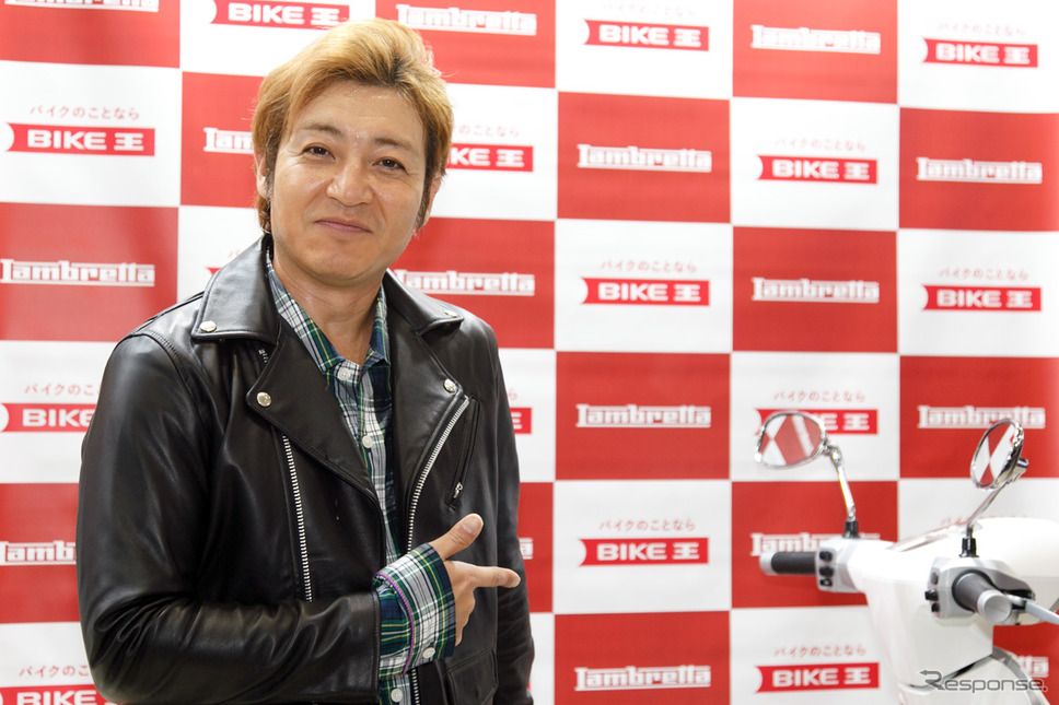 つるの剛士へのランブレッタV200 Special贈呈式（3月22日、東京モーターサイクルショー2019）《撮影 佐藤隆博》