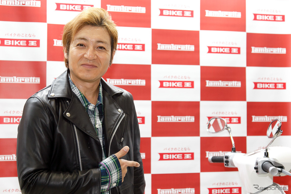 つるの剛士へのランブレッタV200 Special贈呈式（3月22日、東京モーターサイクルショー2019）《撮影 佐藤隆博》