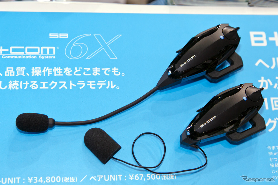 つるの剛士へのランブレッタV200 Special贈呈式（3月22日、東京モーターサイクルショー2019）《撮影 佐藤隆博》