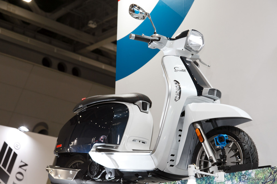 つるの剛士へのランブレッタV200 Special贈呈式（3月22日、東京モーターサイクルショー2019）《撮影 佐藤隆博》