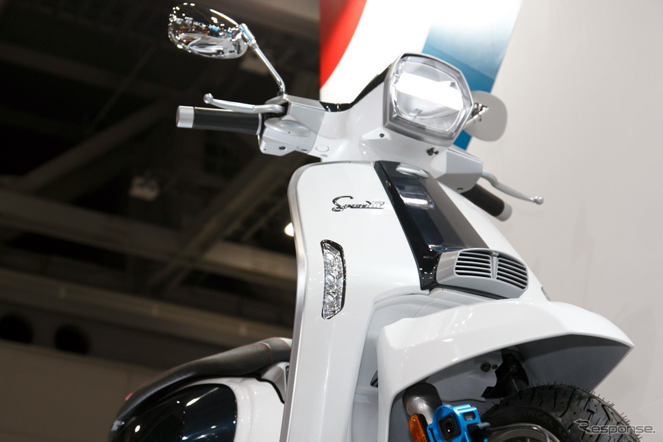 つるの剛士へのランブレッタV200 Special贈呈式（3月22日、東京モーターサイクルショー2019）《撮影 佐藤隆博》