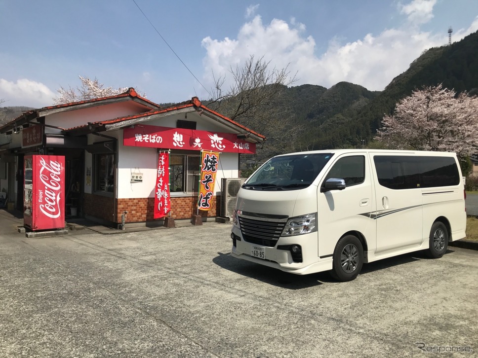 水辺の郷のとなりには、日田焼きそばの有名店「想夫恋 大山店」がある。《撮影 中込健太郎》