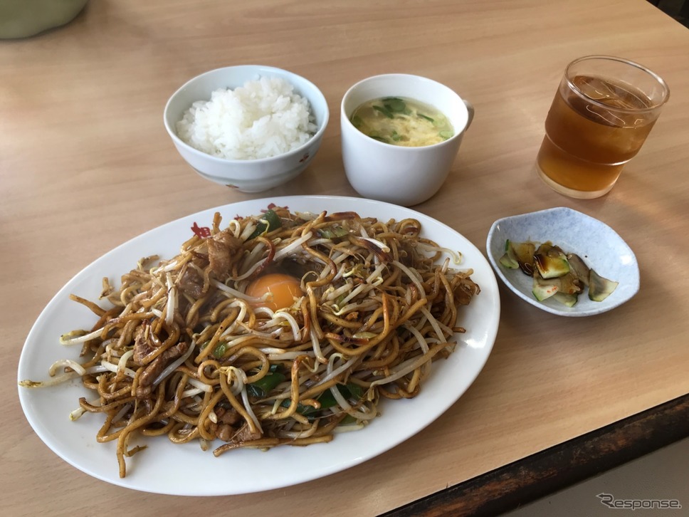 いままでは何となくご飯を頼んだことがなかったが、特製ソースで香ばしく仕上がった焼きそばに、生卵でまろやかさが加わり、ごはんとの相性は抜群だ。《撮影 中込健太郎》