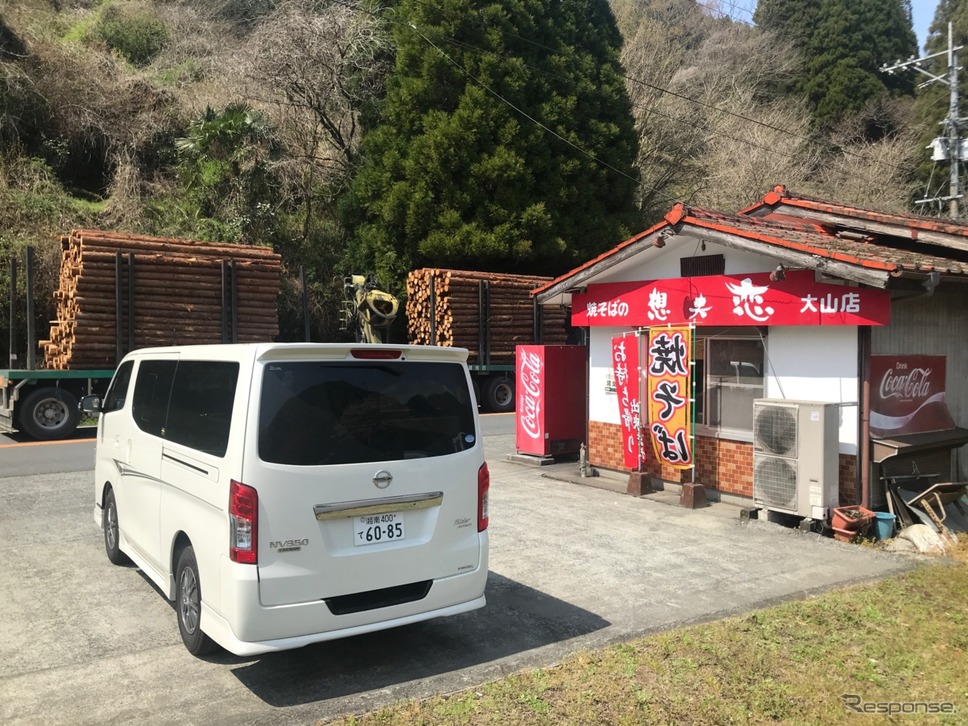 日田街道は木材を運ぶ大型トラックの往来が頻繁だ。しかしこれでこそ九州の山間という風情を感じさせる光景でもある。《撮影 中込健太郎》